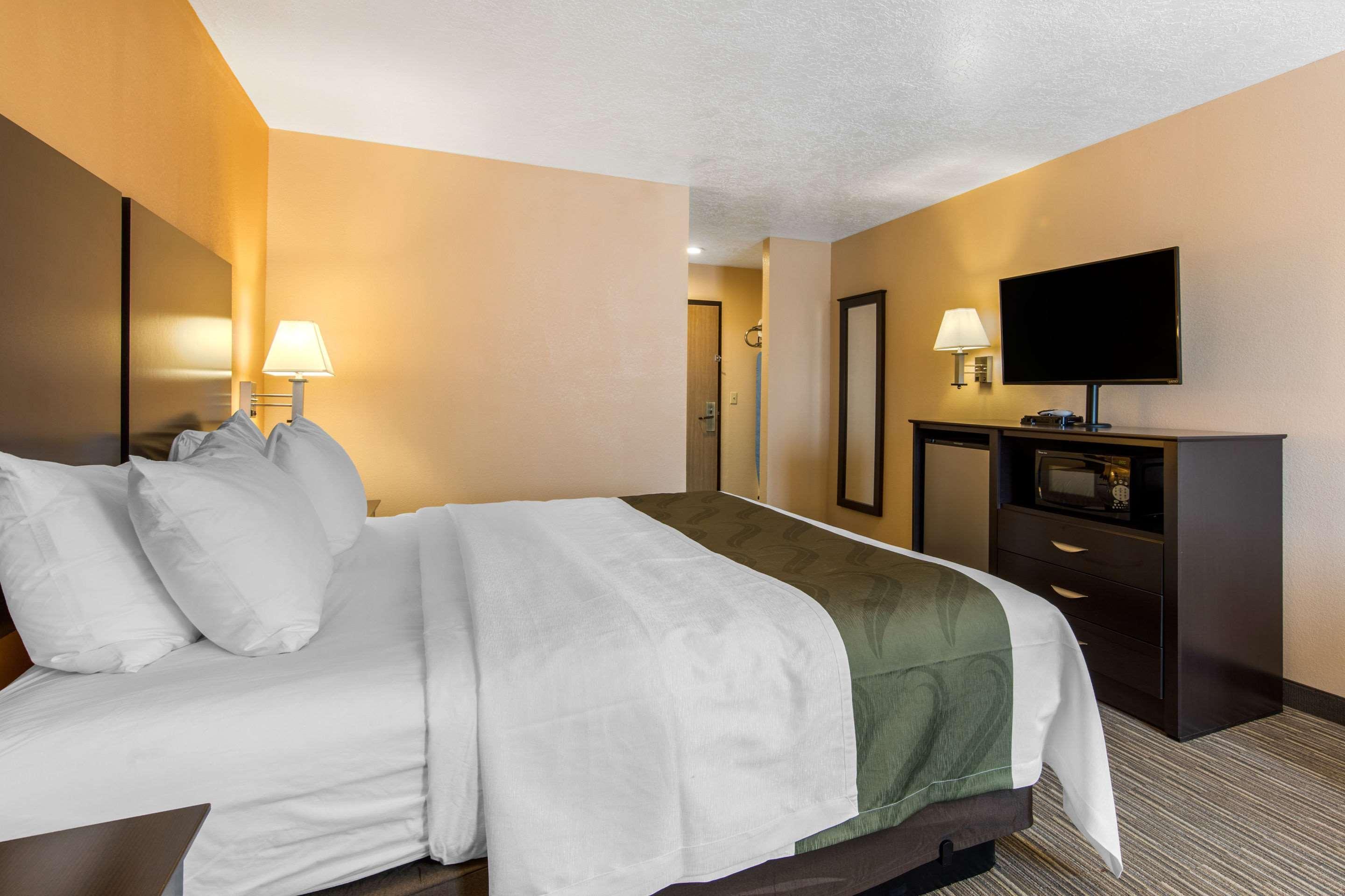 Quality Inn & Suites Albuquerque North Near Balloon Fiesta Park Bagian luar foto