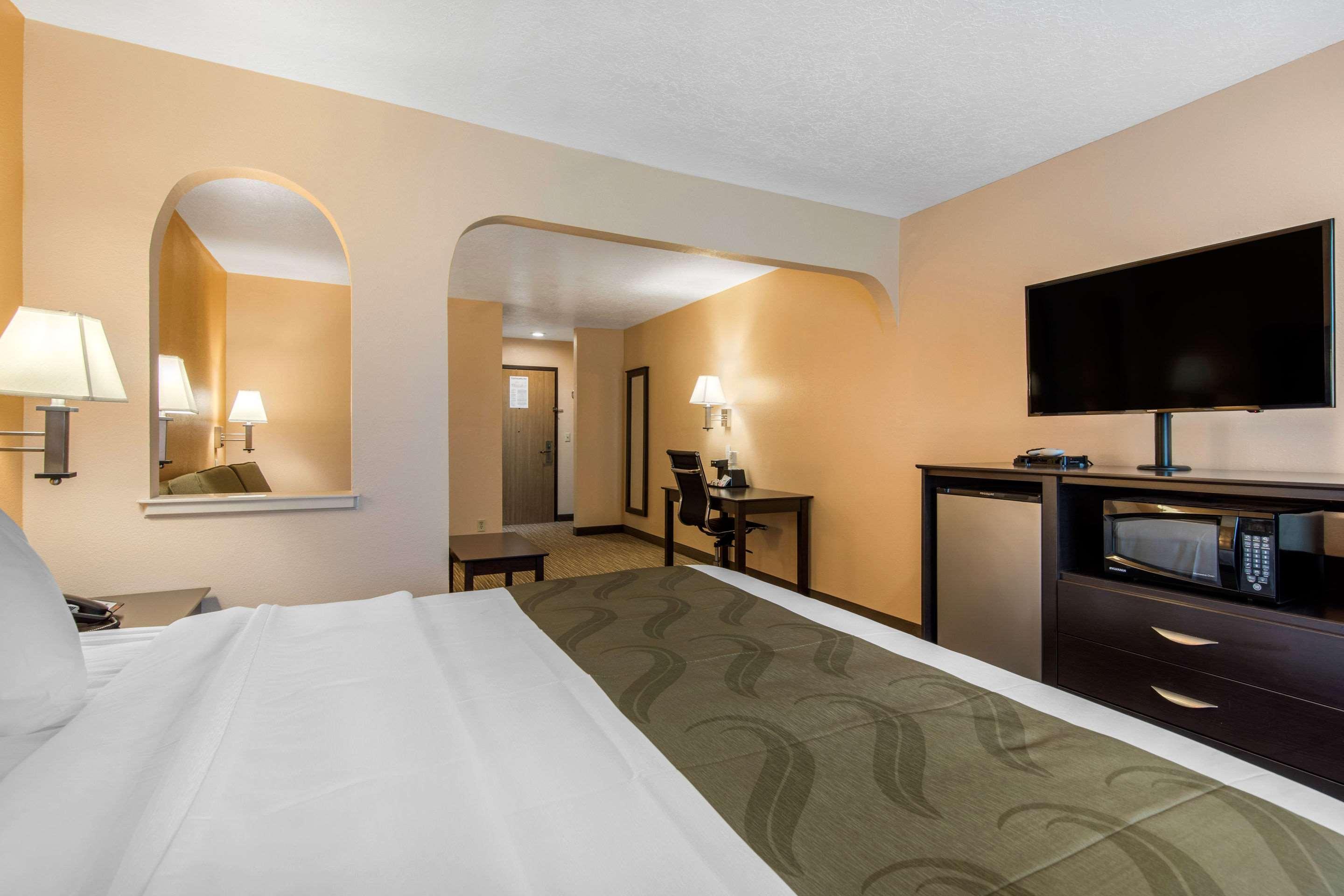 Quality Inn & Suites Albuquerque North Near Balloon Fiesta Park Bagian luar foto