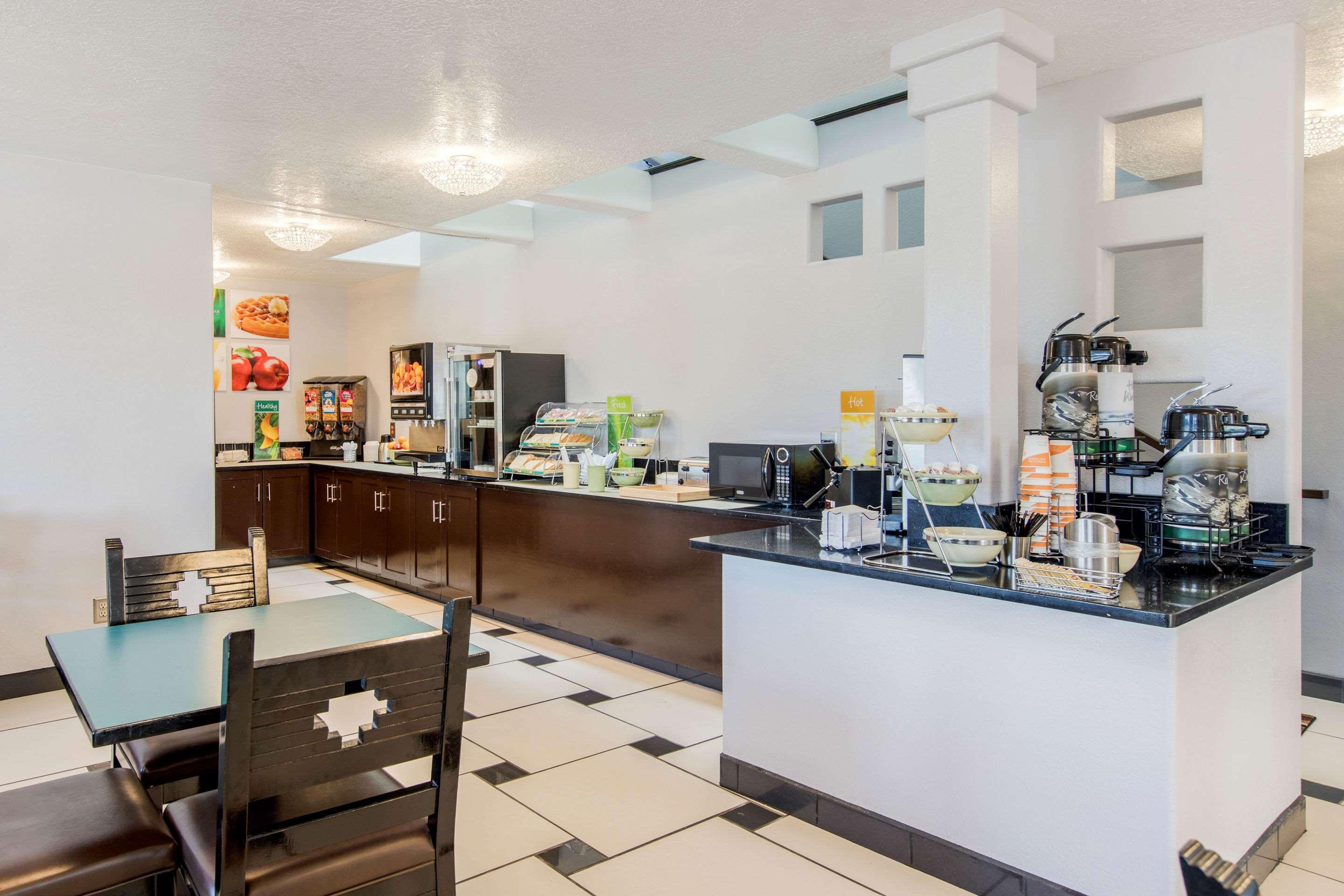 Quality Inn & Suites Albuquerque North Near Balloon Fiesta Park Bagian luar foto