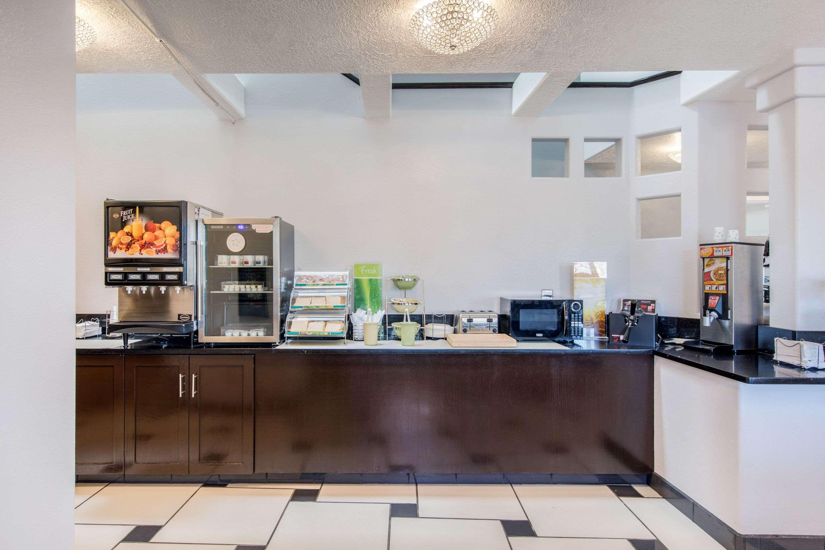 Quality Inn & Suites Albuquerque North Near Balloon Fiesta Park Bagian luar foto