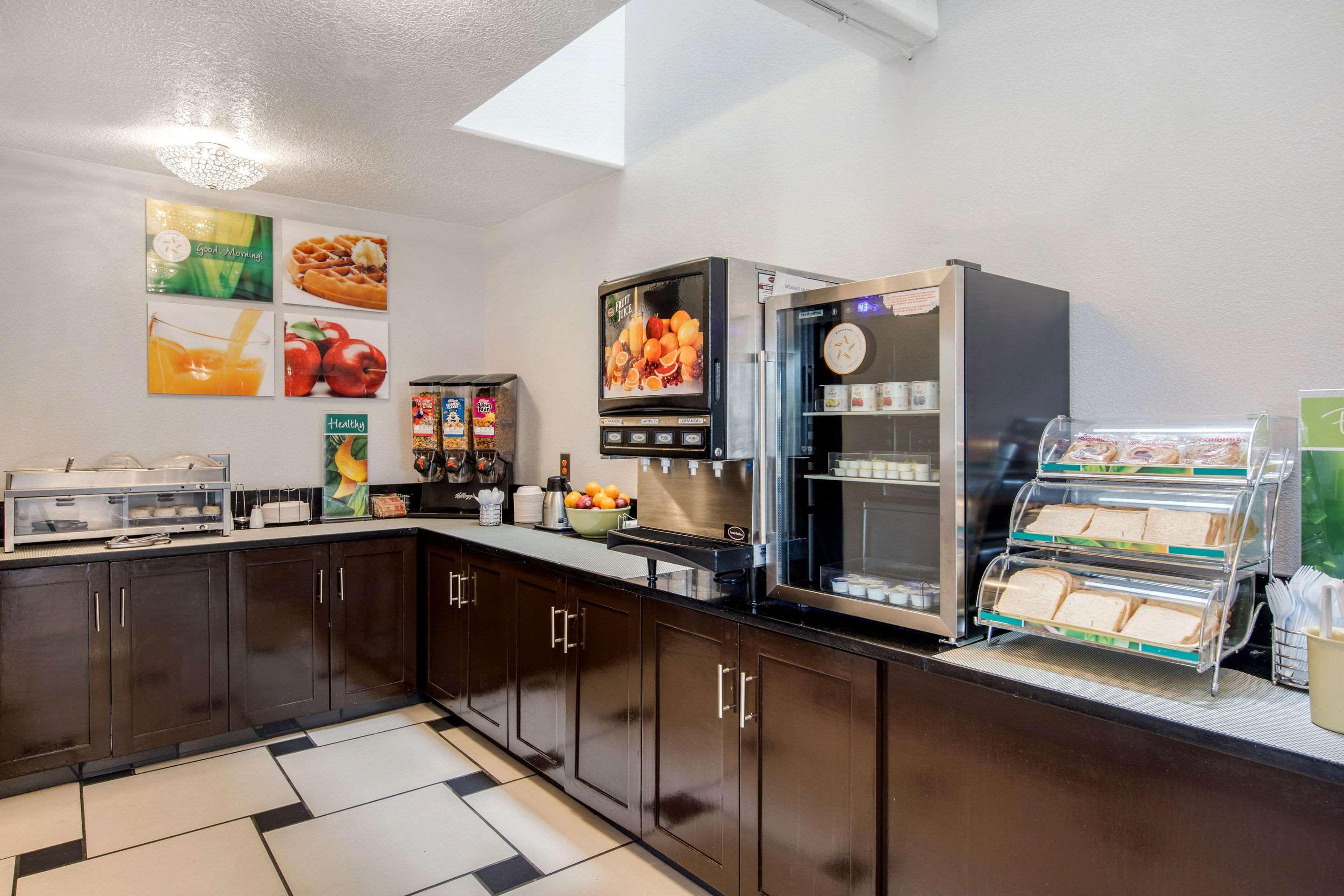 Quality Inn & Suites Albuquerque North Near Balloon Fiesta Park Bagian luar foto
