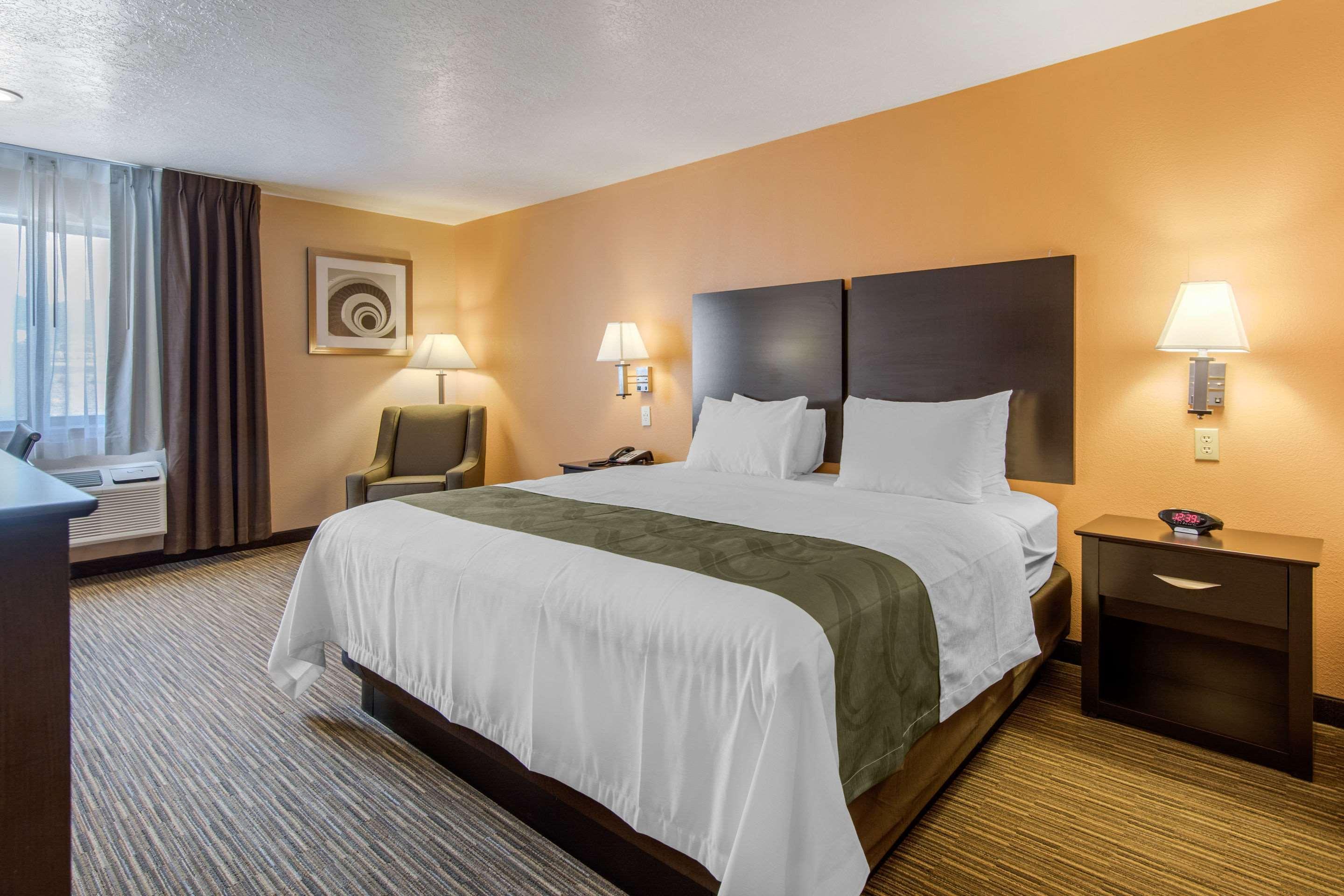 Quality Inn & Suites Albuquerque North Near Balloon Fiesta Park Bagian luar foto