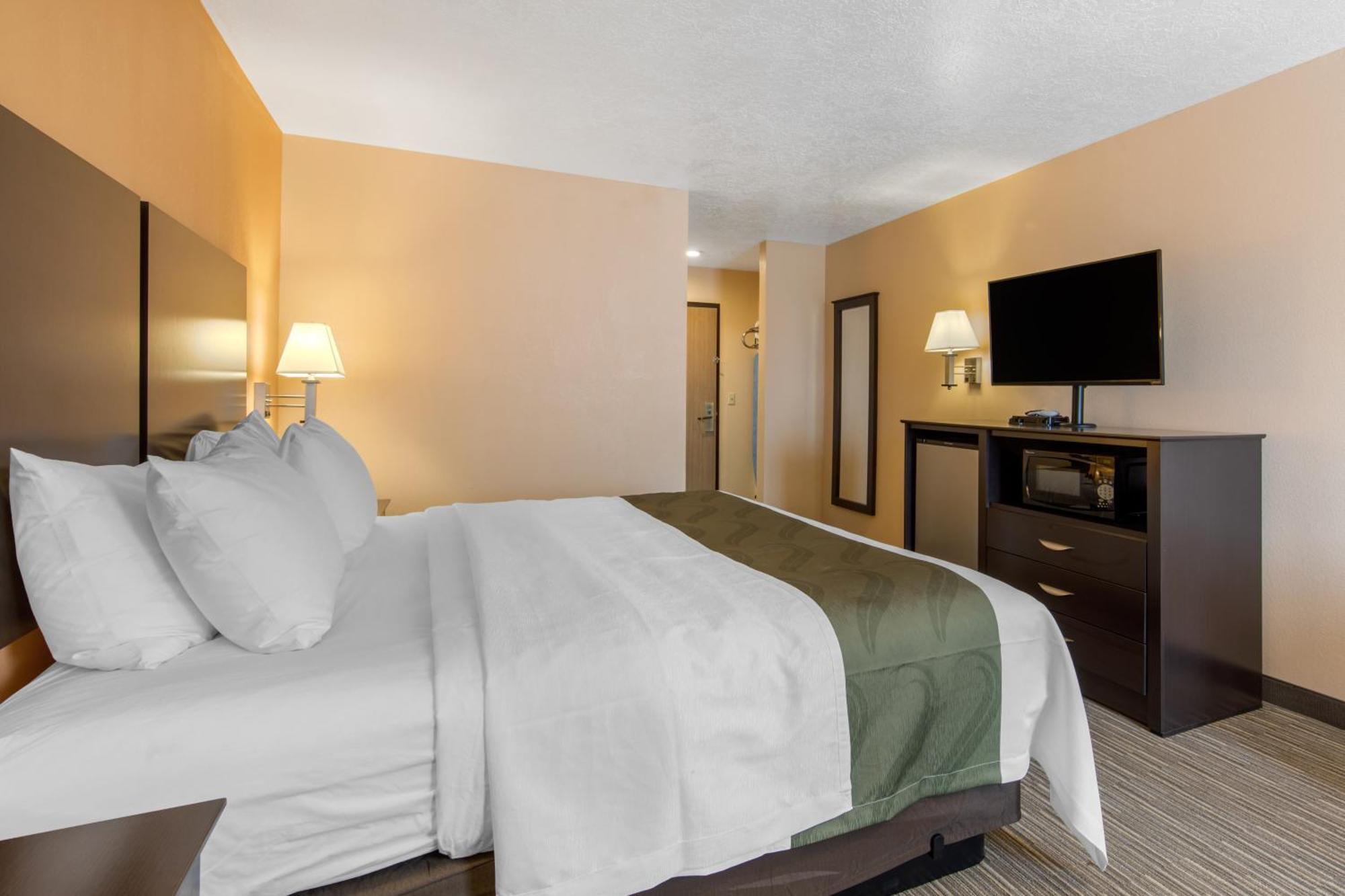 Quality Inn & Suites Albuquerque North Near Balloon Fiesta Park Bagian luar foto